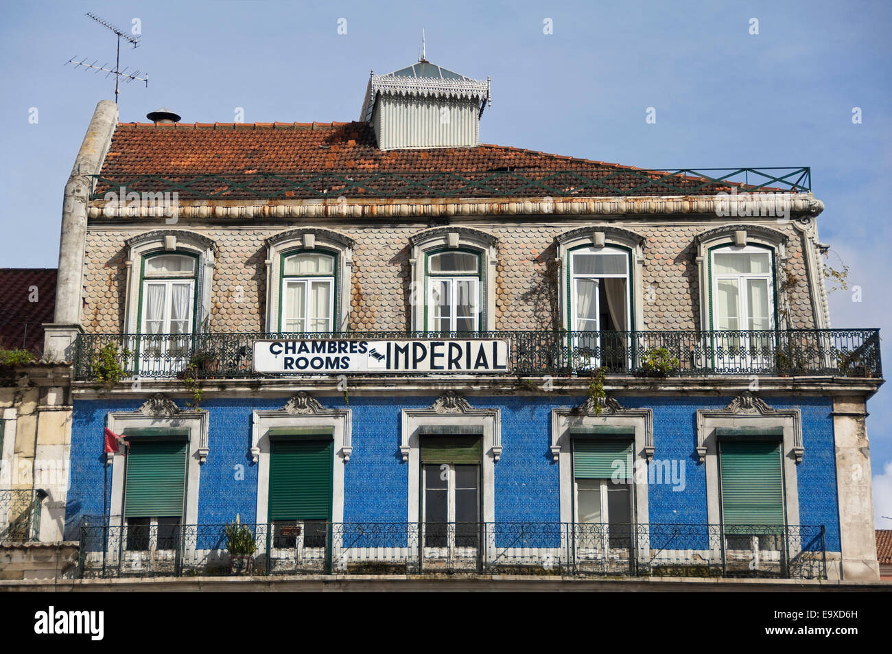 Horizontale Ansicht eines gekachelten Hauses in Lissabon. Stockfoto