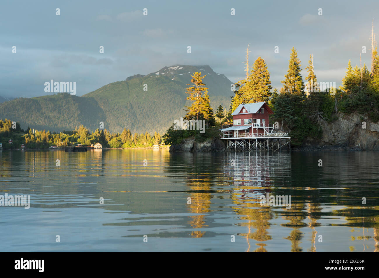 Wohnhaus auf Stelzen in Halibut Cove, Kachemak Bay, Yunan Alaska. Stockfoto