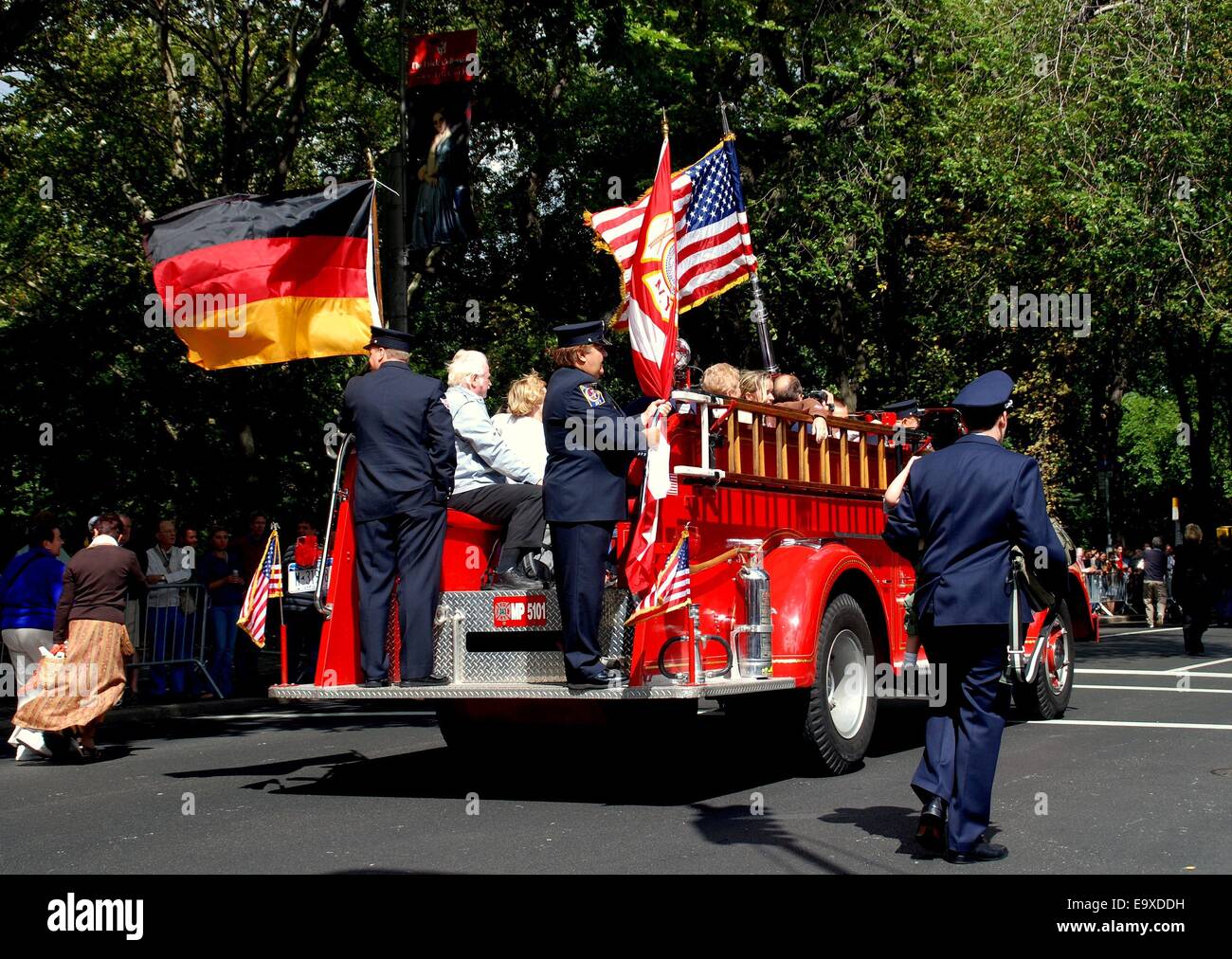 NYC New York City Feuerwehr mit einem Feuerwehrauto, deutsche und