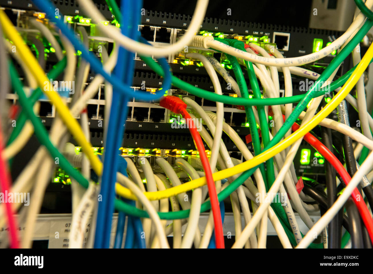 Rückseite des Server mit bunten Kabeln Stockfoto