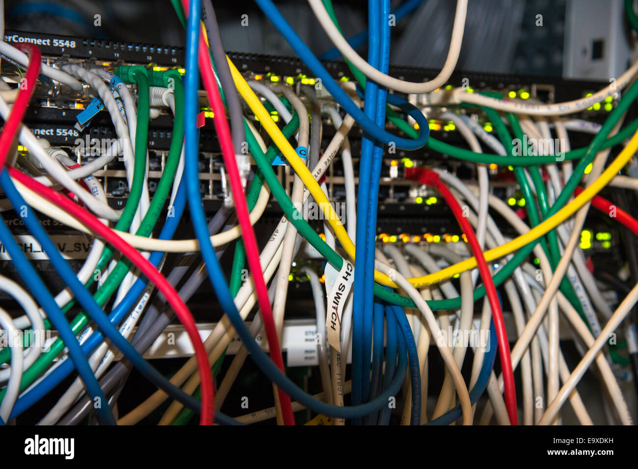 Rückseite des Server mit bunten Kabeln Stockfoto