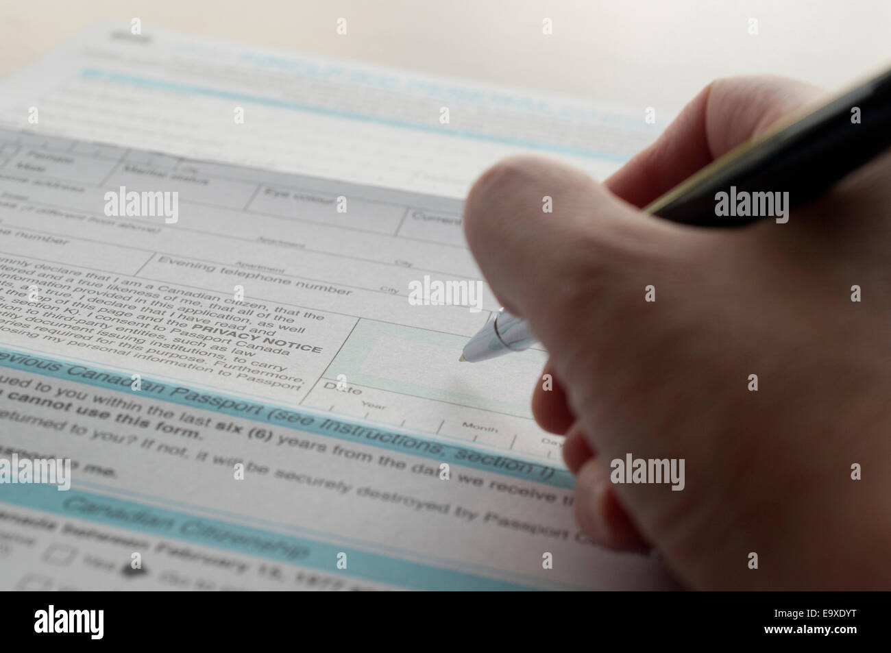 Nahaufnahme der Hand vorbereiten, Unterschrift des kanadischen Passantrag Stockfoto