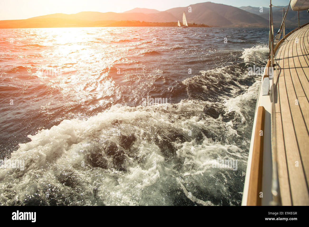 Yacht, Meer über Bord, Segeln Regatta während des Sonnenuntergangs. Stockfoto