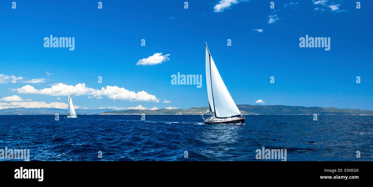 Panorama der Segelregatta. Luxus-Yachten. Stockfoto