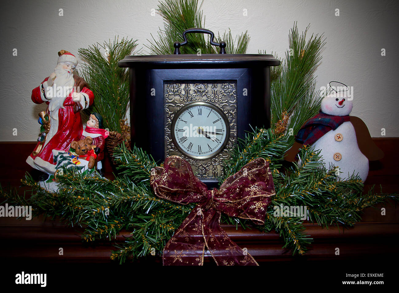 Uhr auf einem Kamin-Kaminsimses dekoriert für Weihnachten Stockfoto