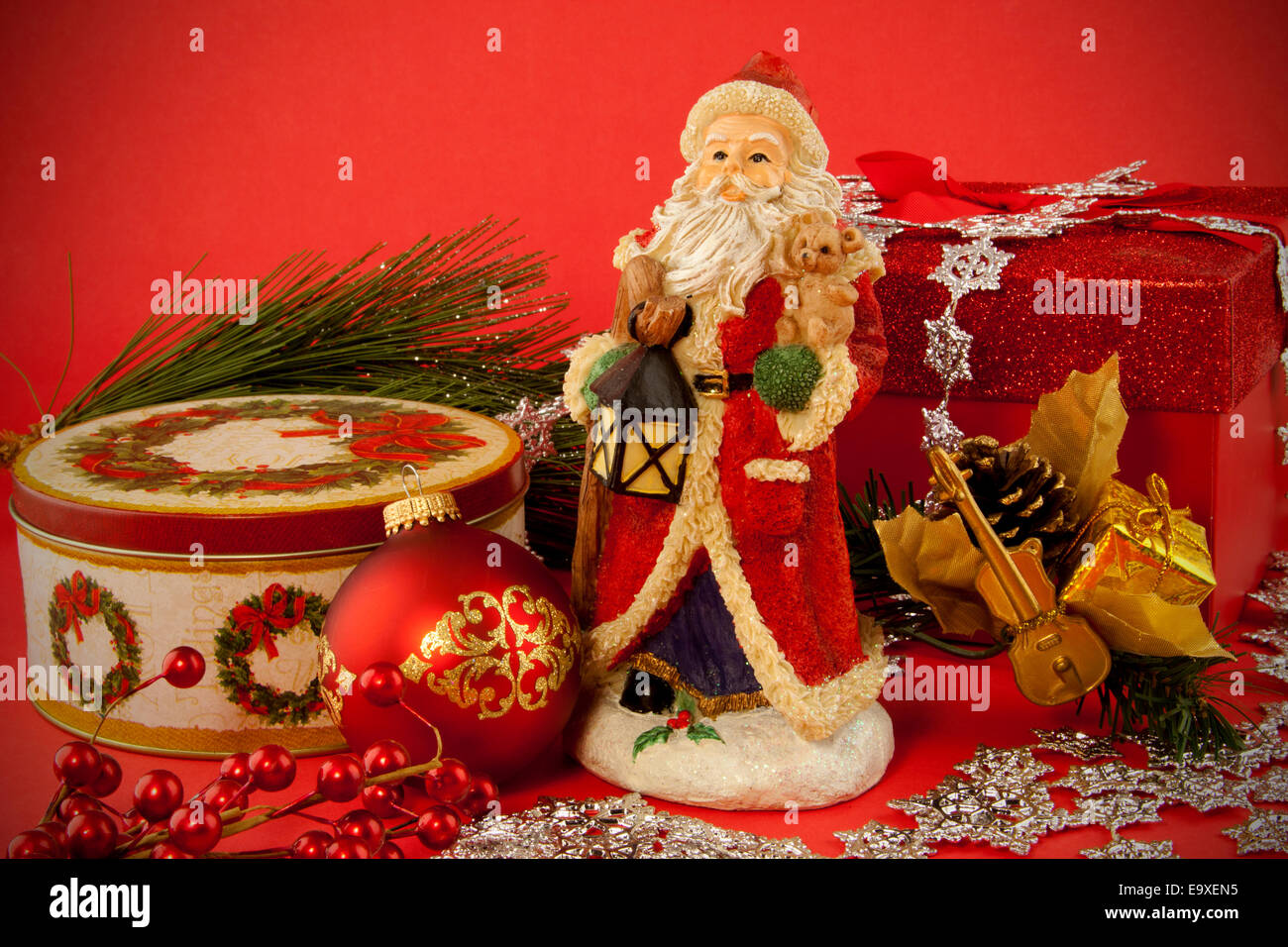 Ein Urlaub-Stillleben mit einer Weihnachtsmann-Dekoration und Geschenke. Stockfoto