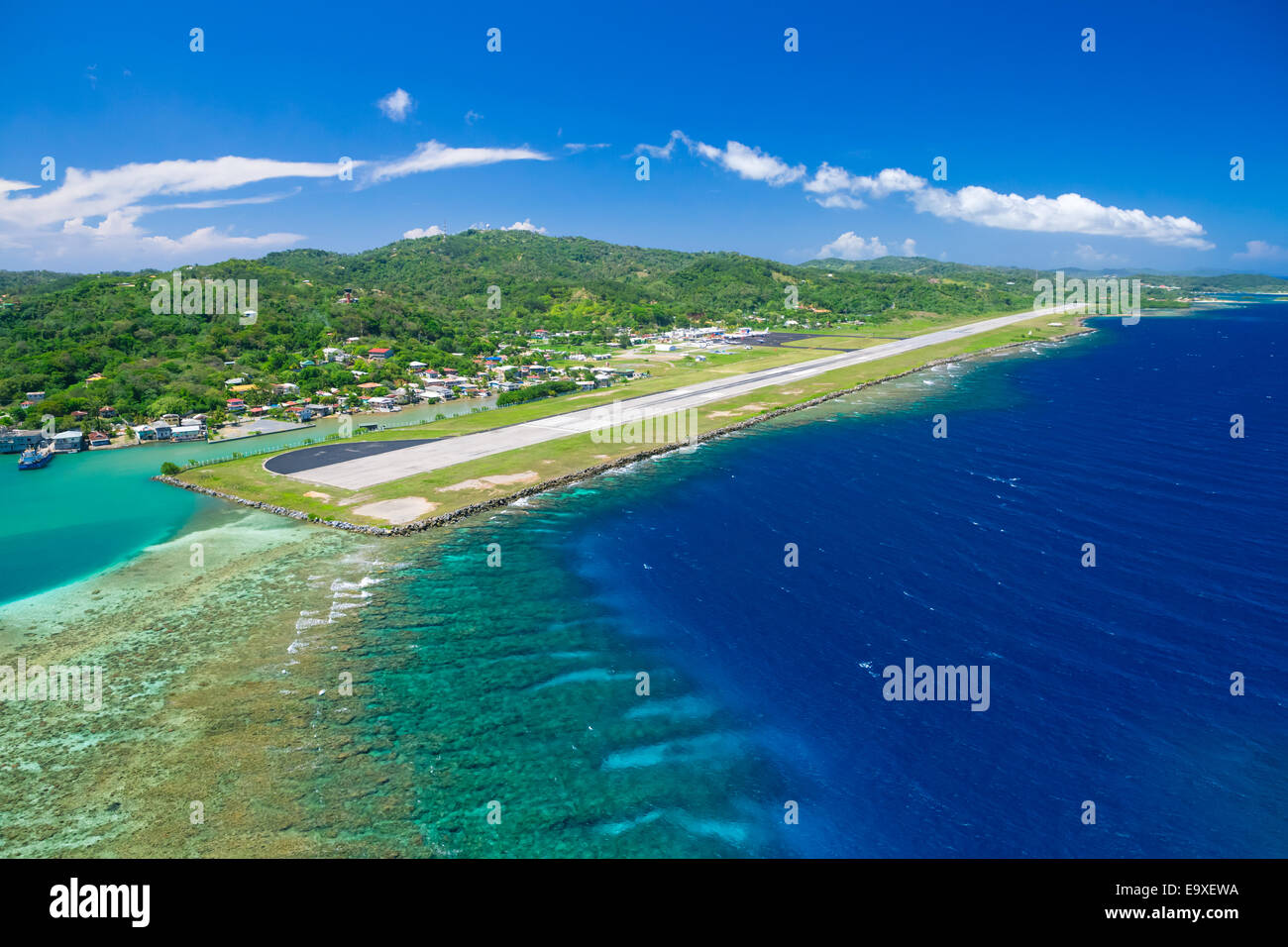 Luftbild des internationalen Flughafen Juan Manuel Galvez auf Roatan Insel Stockfoto