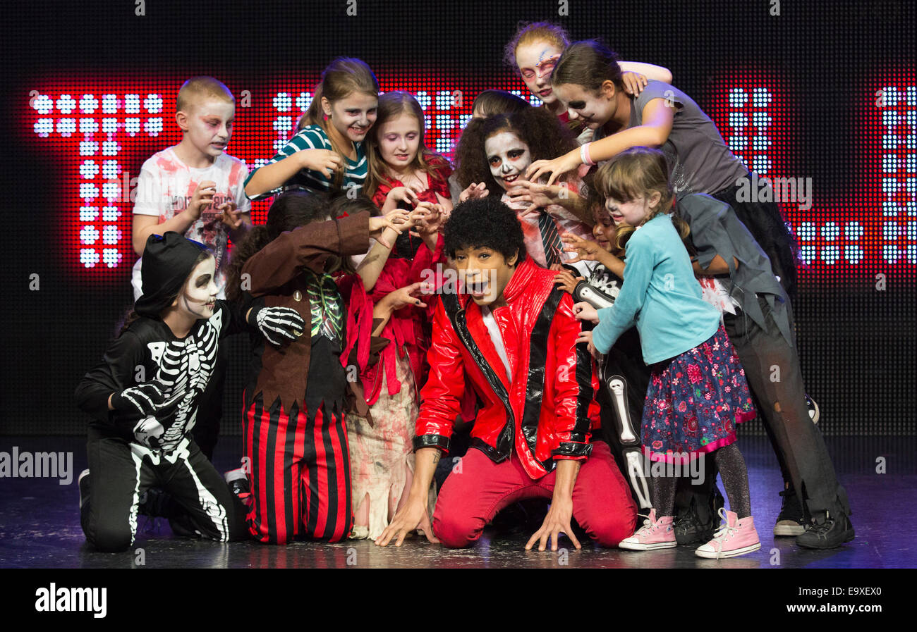 David Jordan von der Michael Jackson musical "Thriller Live" mit  Schulkindern als Zombies gebildet Stockfotografie - Alamy