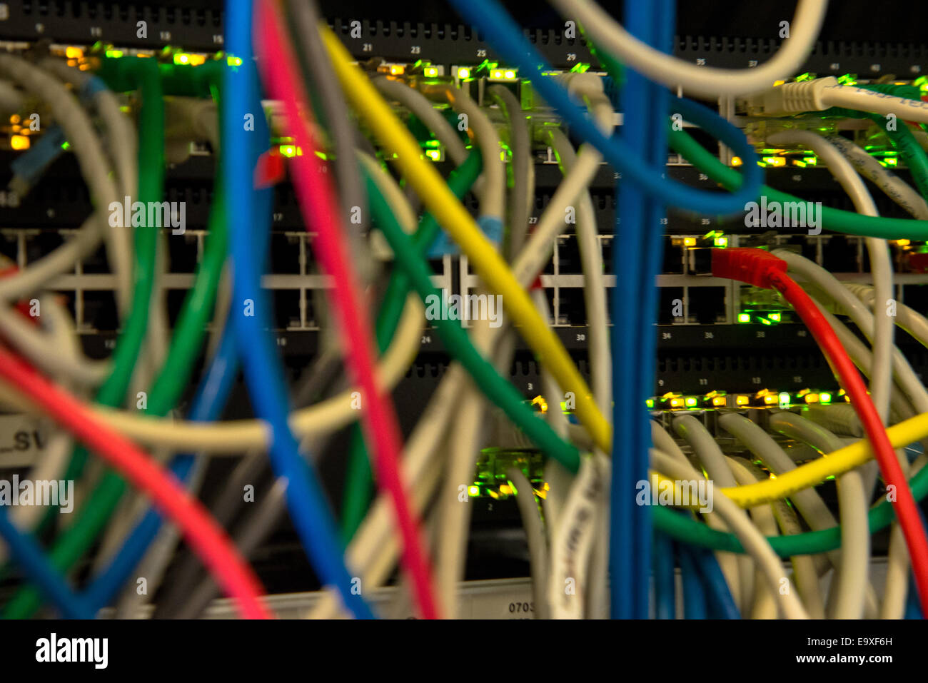 Rückseite des Server mit bunten Kabeln Stockfoto