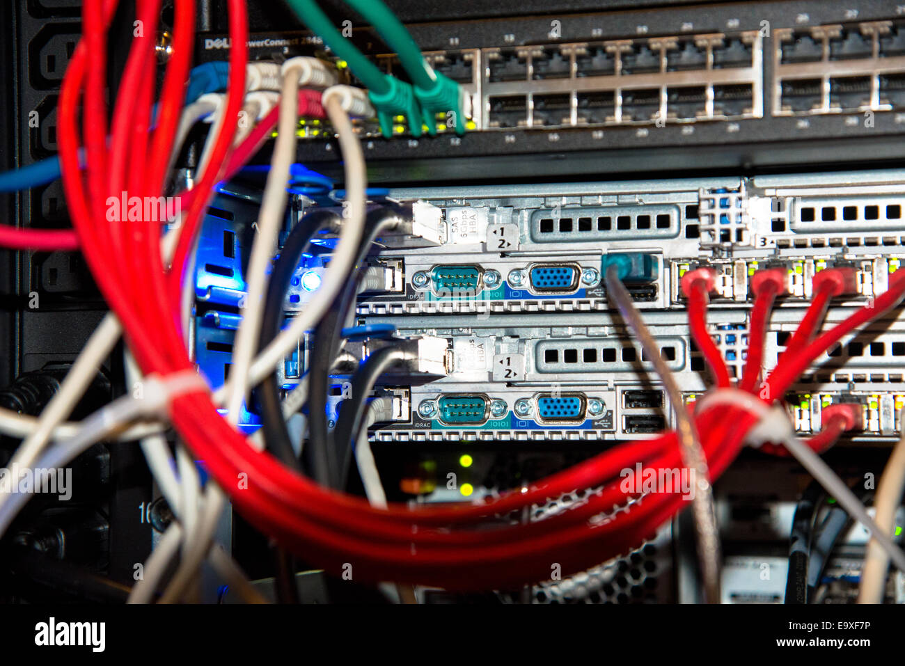 Rückseite des Server mit bunten Kabeln Stockfoto