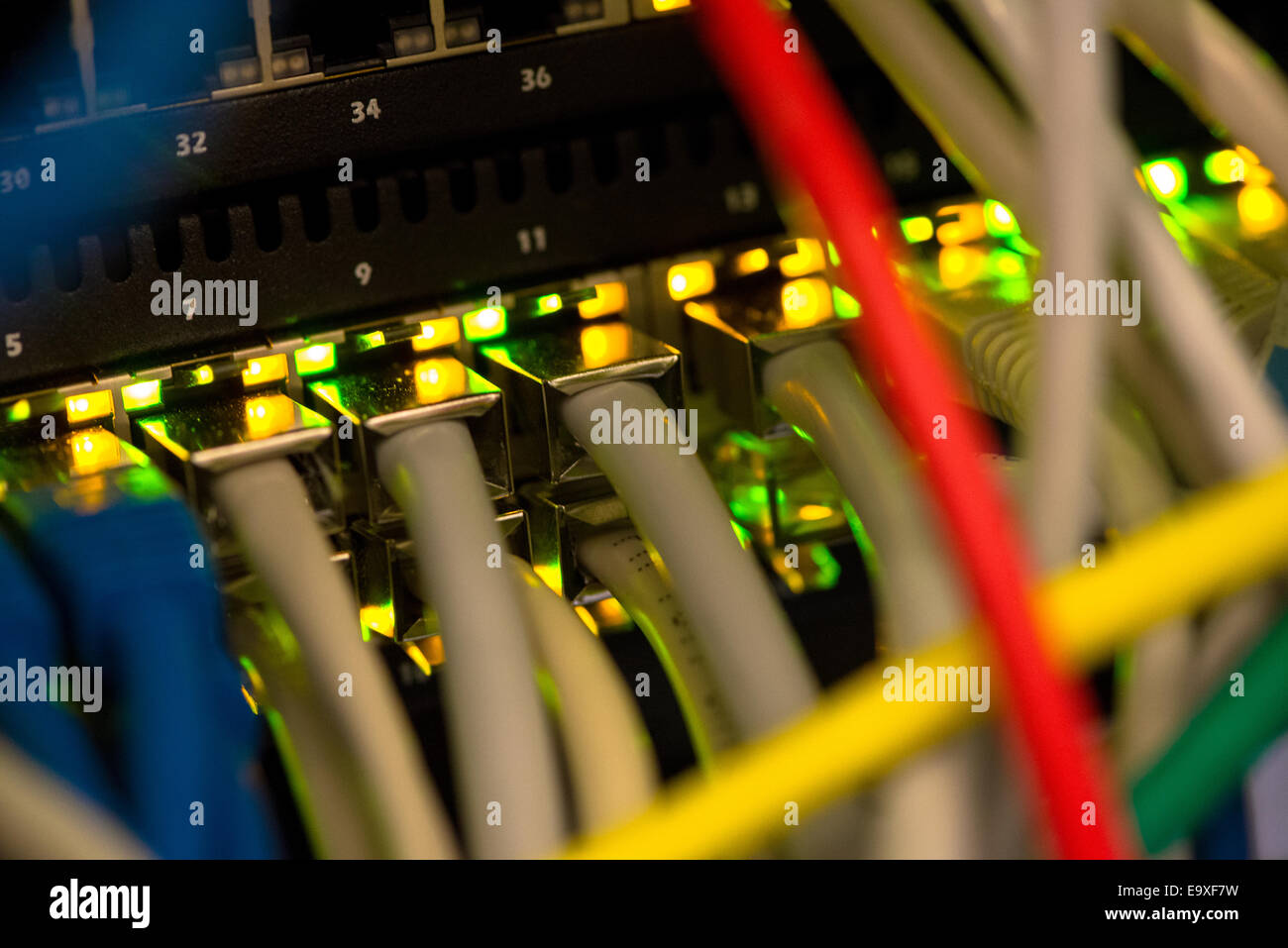 Rückseite des Server mit bunten Kabeln Stockfoto