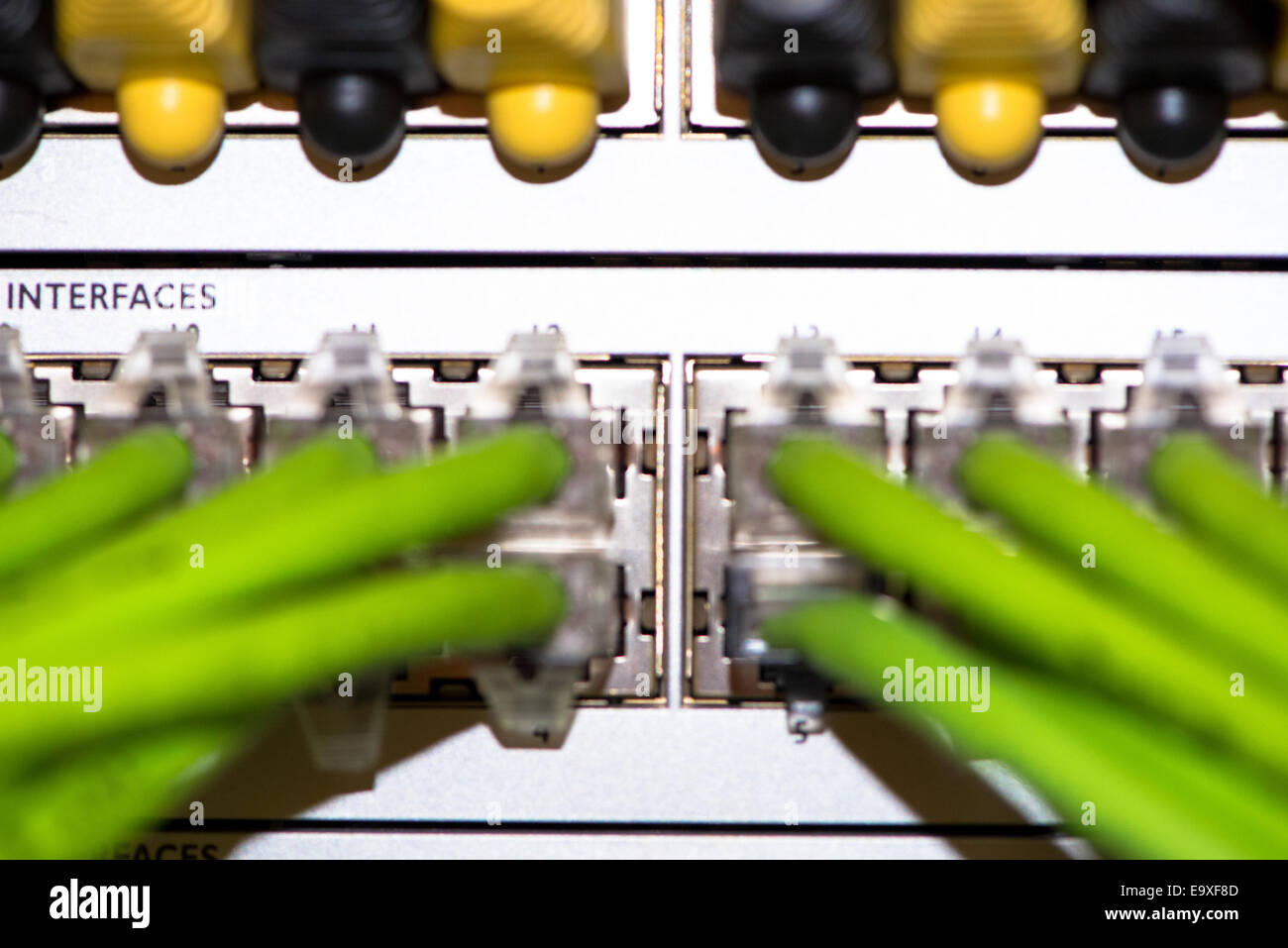 Rückseite des Server mit bunten Kabeln Stockfoto