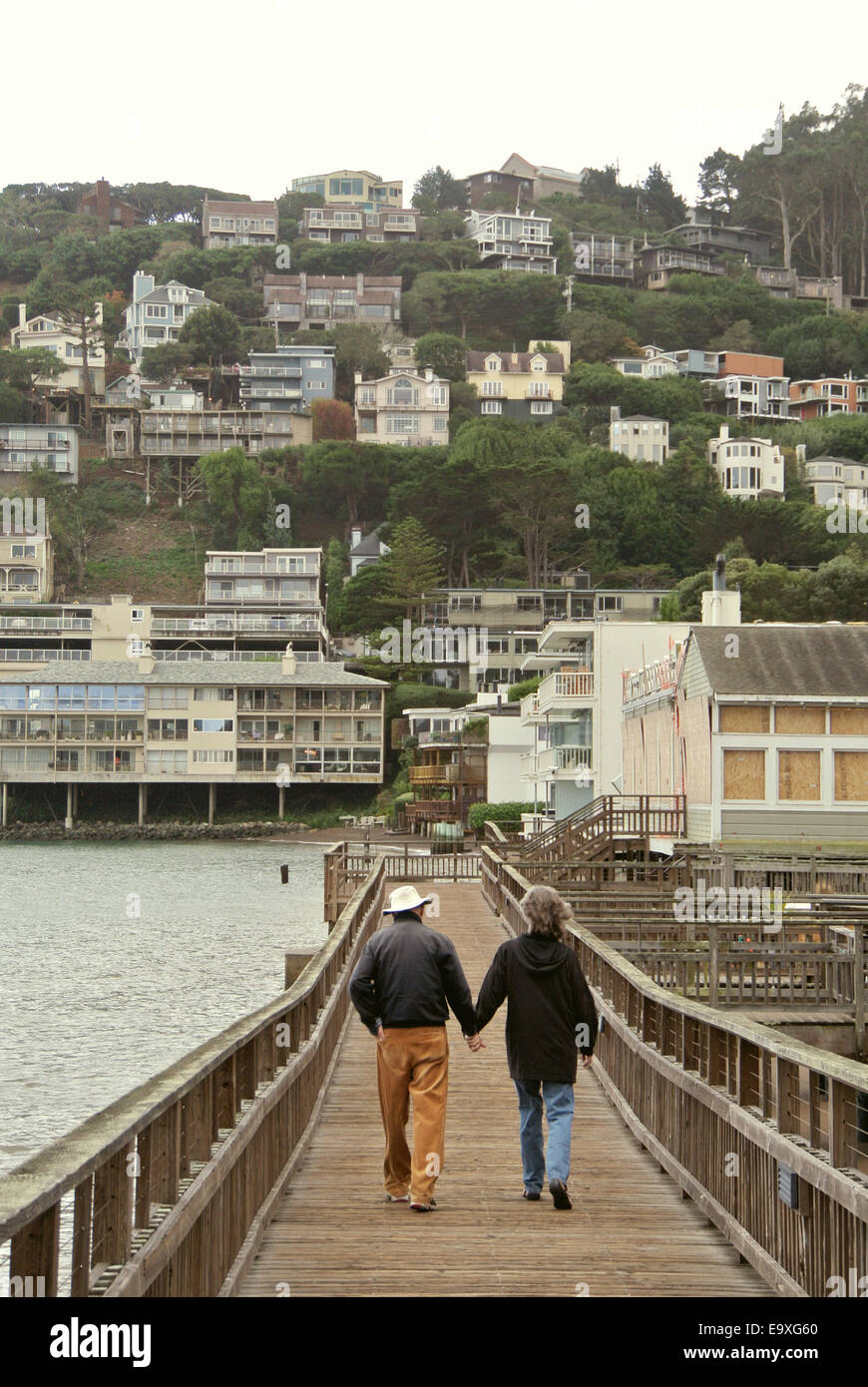 älteres Ehepaar gehen Hand in Hand auf Sausalito Kalifornien pier Stockfoto