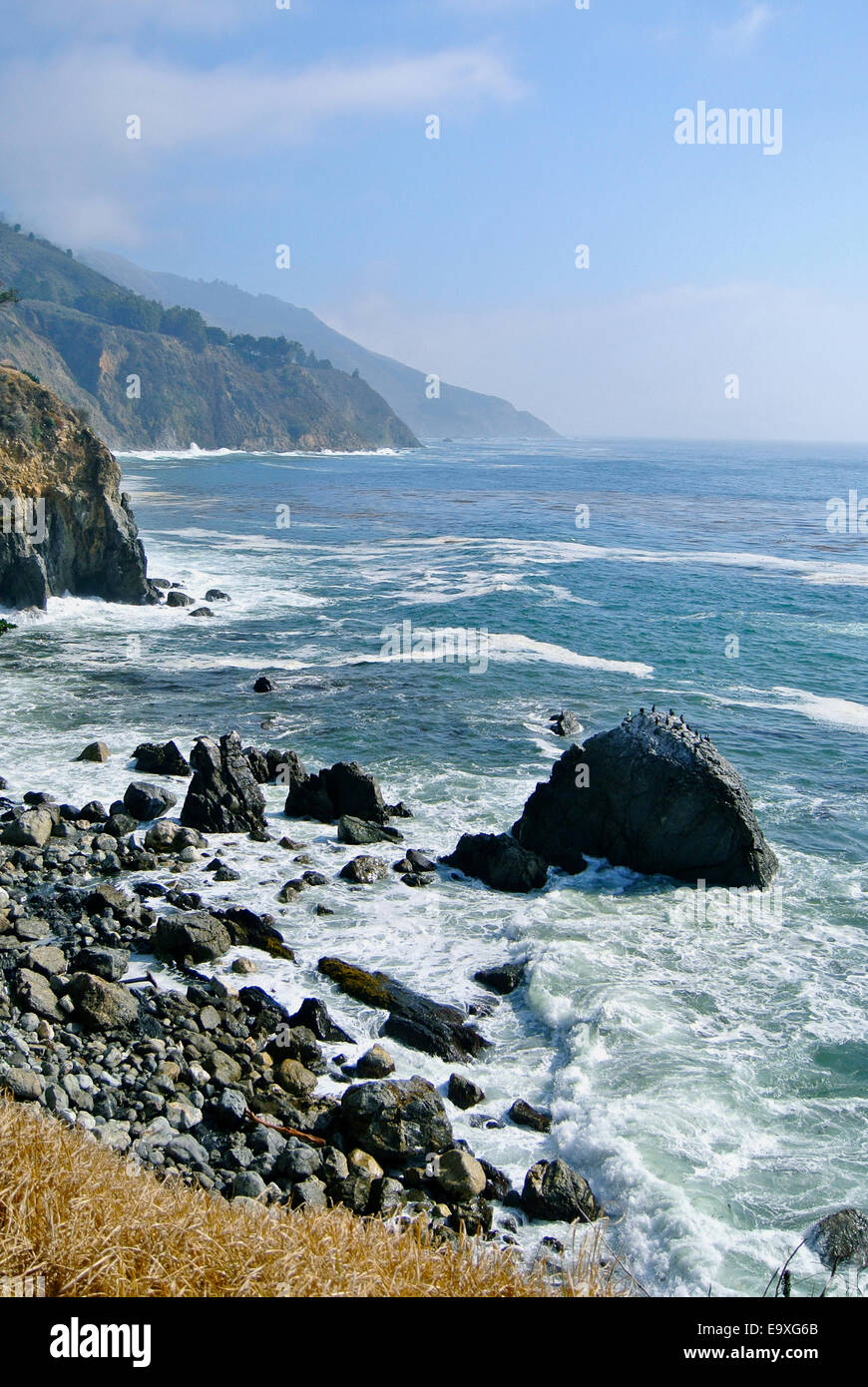 Blick auf die Pazifische Küste von Esalen Institute in Big Sur, Kalifornien Stockfoto