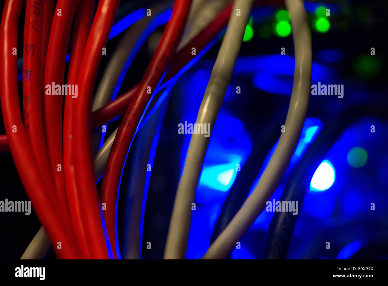 Rückseite des Server mit bunten Kabeln Stockfoto