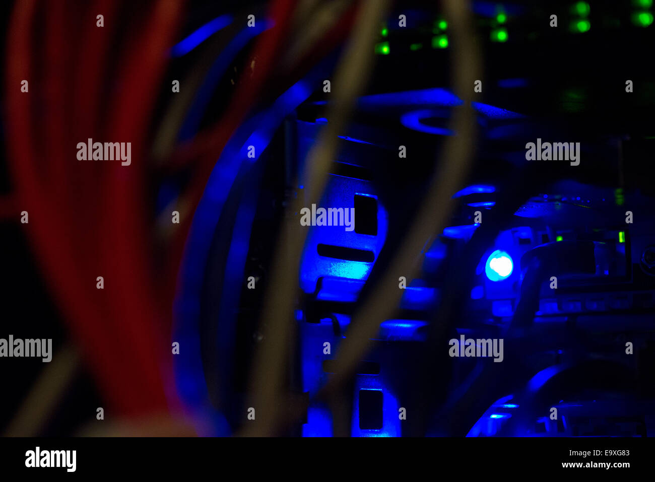 Rückseite des Server mit bunten Kabeln Stockfoto