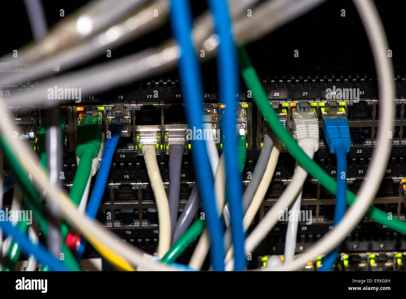 Rückseite des Server mit bunten Kabeln Stockfoto