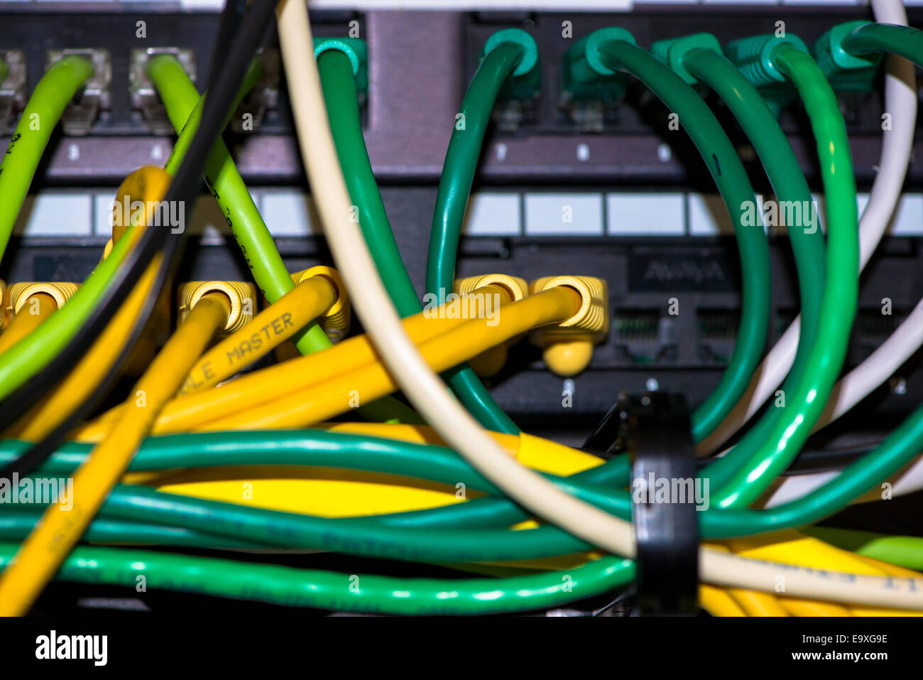 Rückseite des Server mit bunten Kabeln Stockfoto