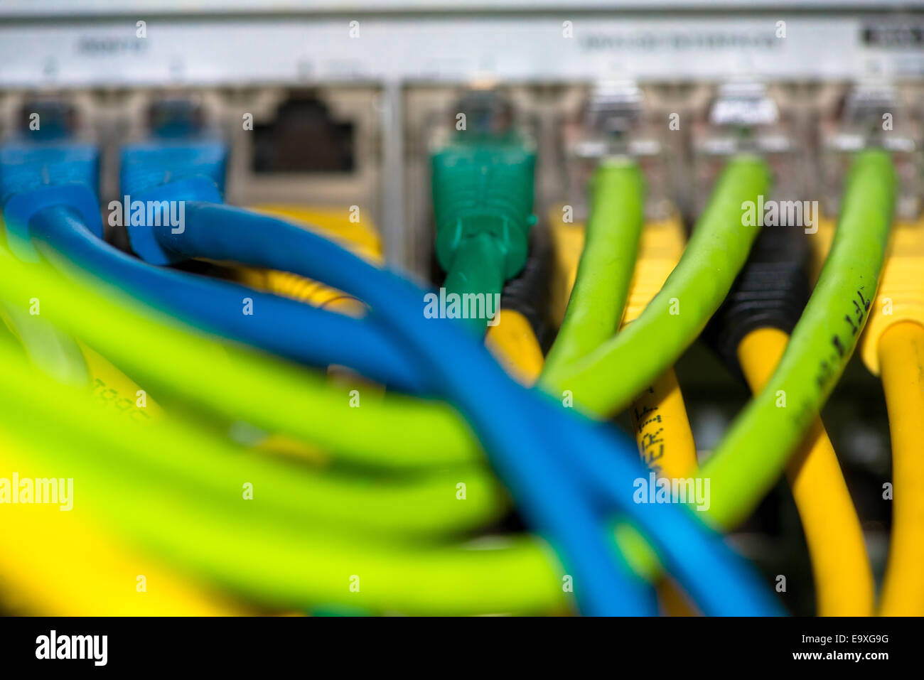 Rückseite des Server mit bunten Kabeln Stockfoto