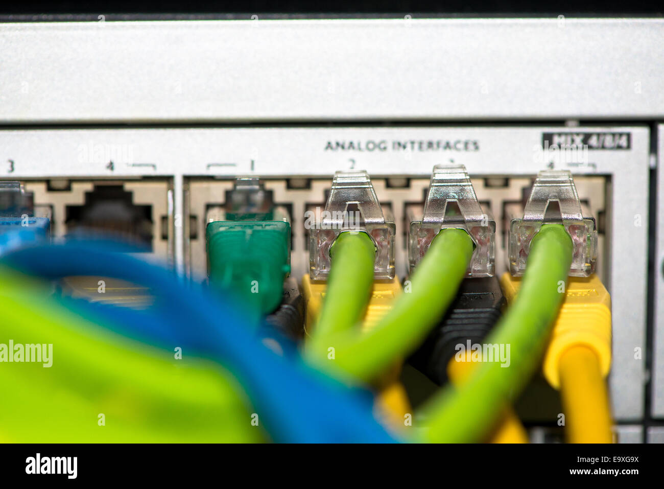 Rückseite des Server mit bunten Kabeln Stockfoto