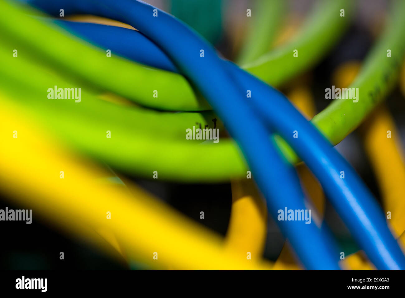 Rückseite des Server mit bunten Kabeln Stockfoto