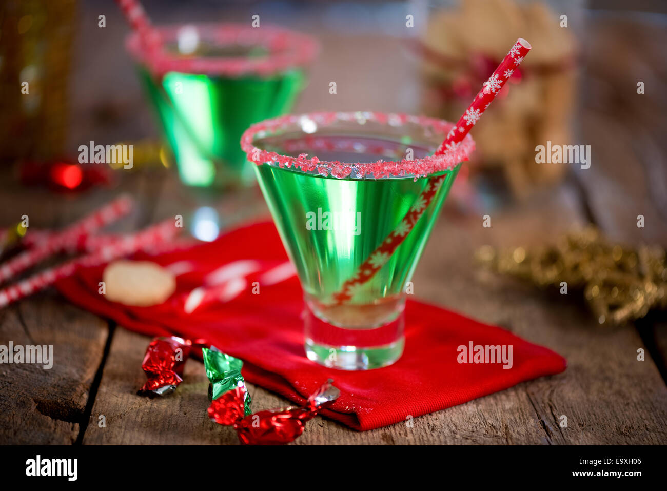 Weihnachten Smaragd Grün cocktail, zerquetscht Glas umrandet mit Zuckerstange. Großartige Getränke für Unterhaltung. Stockfoto