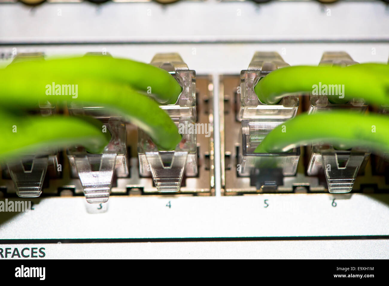 Rückseite des Server mit bunten Kabeln Stockfoto