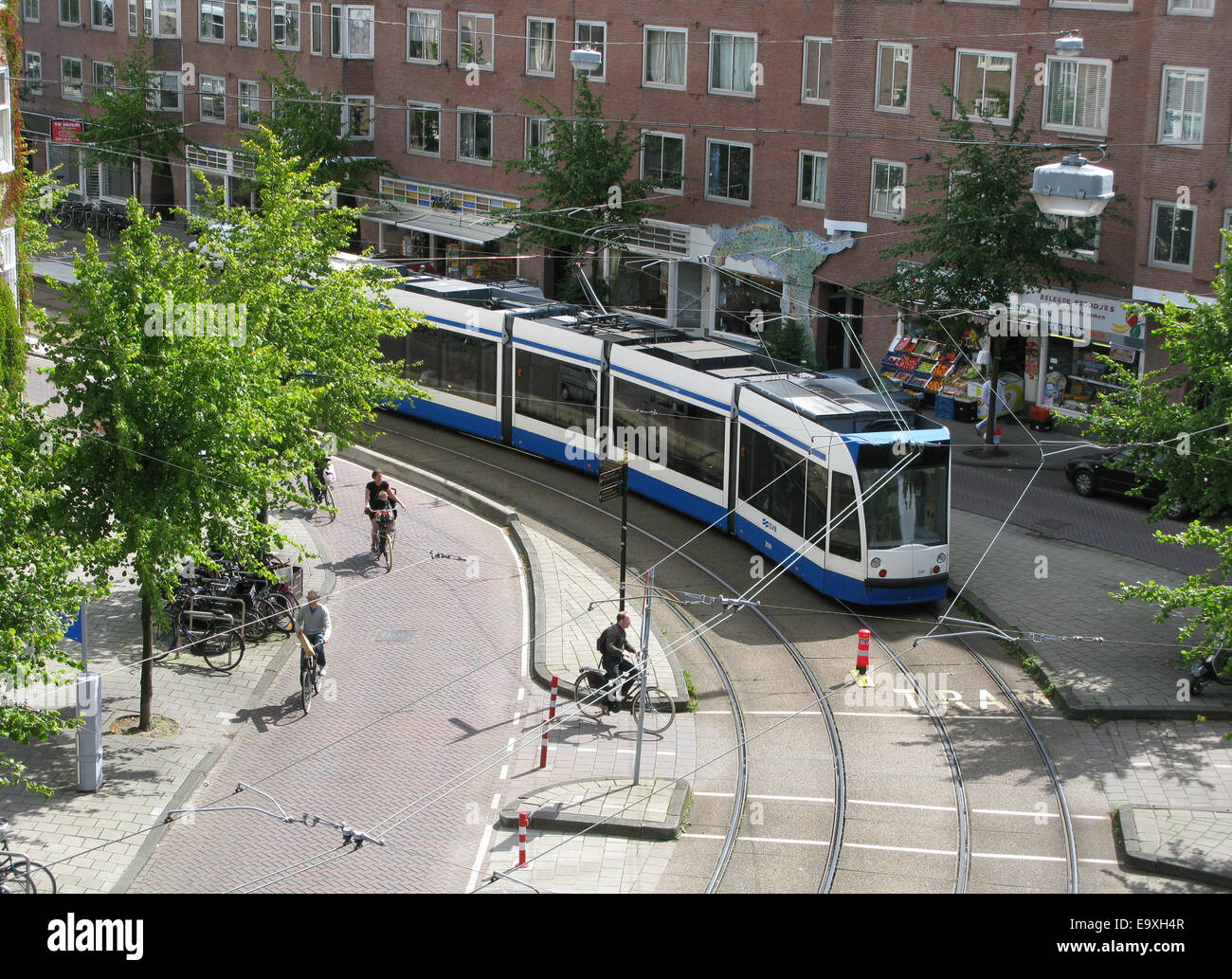 Menschen Sie Radsport nächsten Zug an Johannes Vermirstraat in Amsterdam, Niederlande Stockfoto