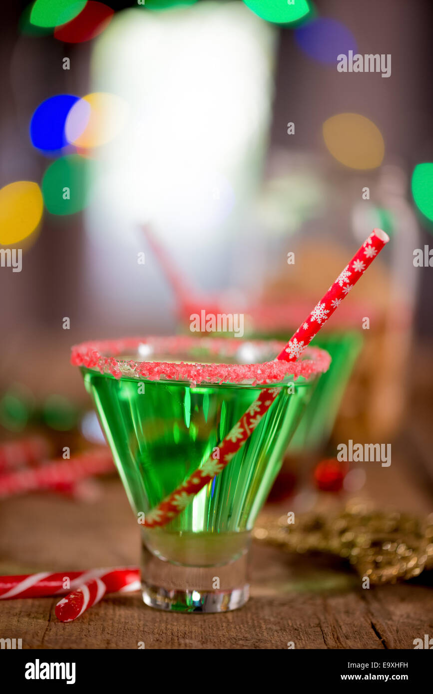 Weihnachten Smaragd Grün cocktail, zerquetscht Glas umrandet mit Zuckerstange. Großartige Getränke für Unterhaltung. Stockfoto