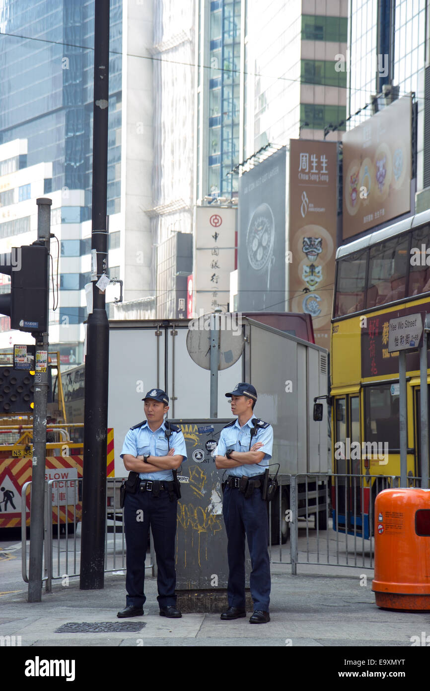 Polizisten auf der Straße in der Innenstadt von Hongkong Stockfoto