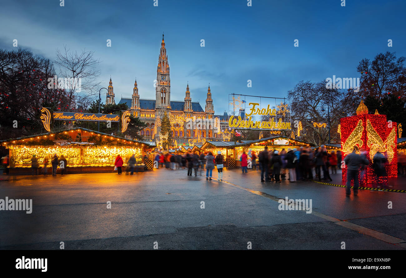 Rathaus und Weihnachten Markt in Wien Stockfoto