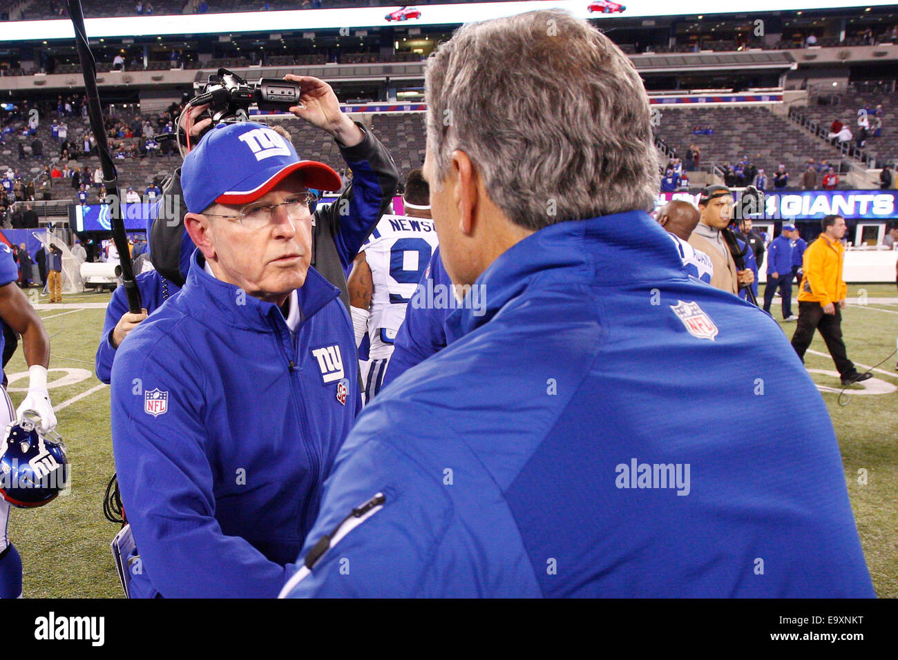 East Rutherford, New Jersey, USA. 3. November 2014. New York Giants Head Coach Tom Coughlin schüttelt Hände mit Indianapolis Colts Cheftrainer Chuck Pagano, während die NFL-Spiel zwischen den Indianapolis Colts und den New York Giants im MetLife Stadium in East Rutherford, New Jersey. Die Indianapolis Colts gewann 40-24. (Christopher Szagola/Cal Sport Media) Bildnachweis: Cal Sport Media/Alamy Live-Nachrichten Stockfoto