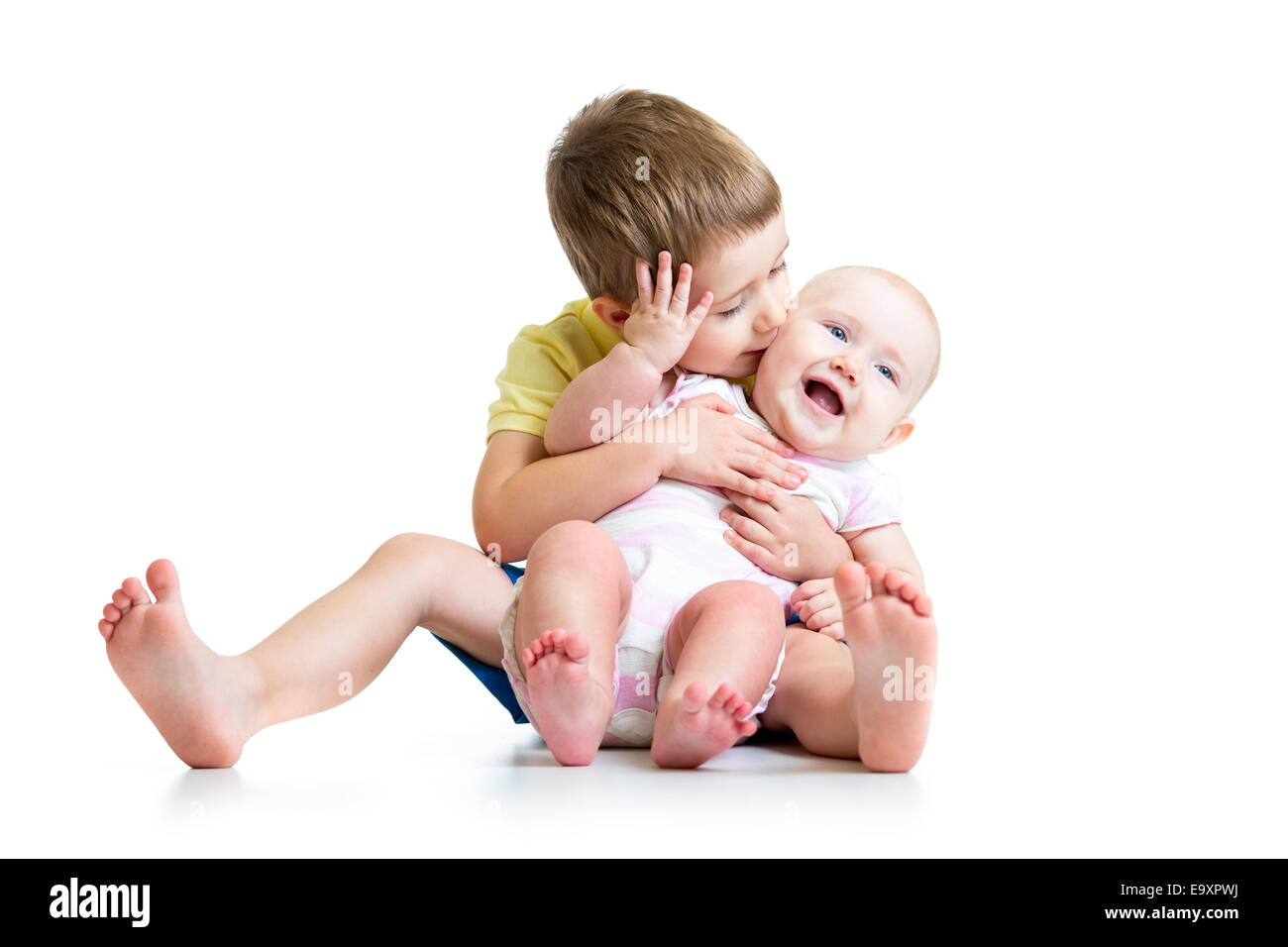 Junge küssen seine kleine Schwester Baby isoliert auf weiss Stockfoto