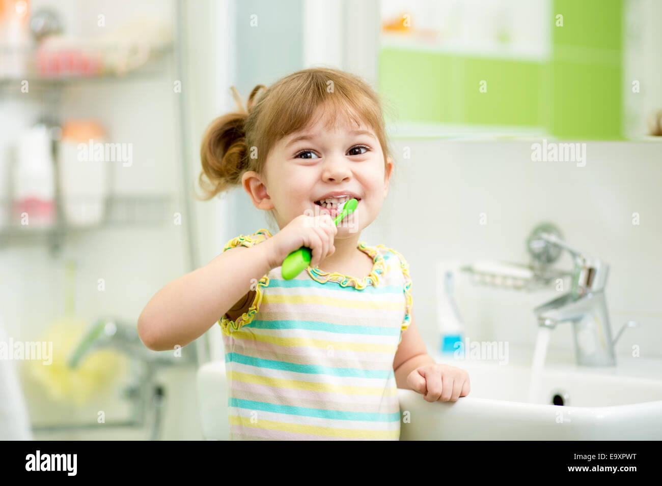 Kind Mädchen Zähneputzen im Bad Stockfoto