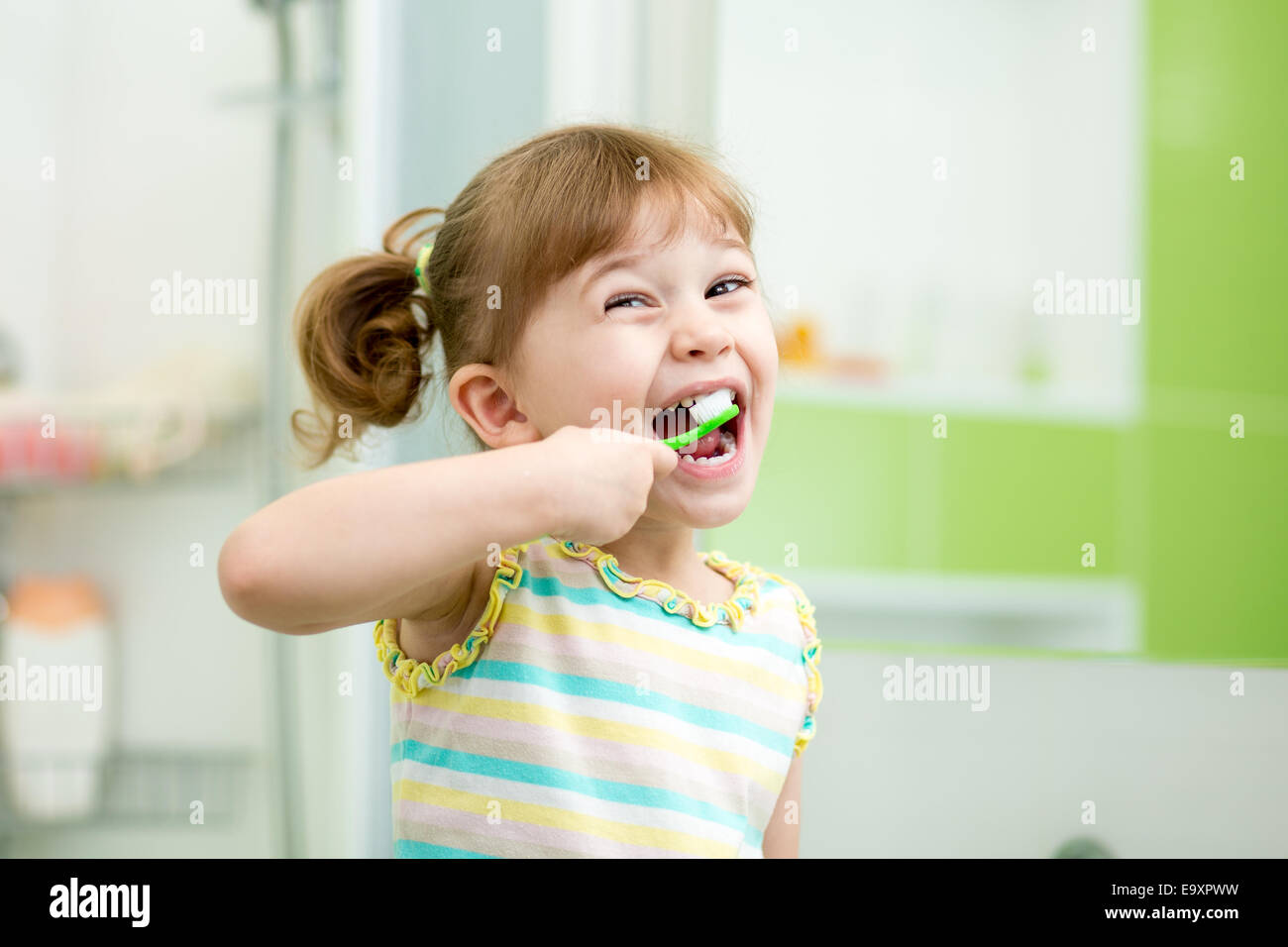 Lustige Kinder Mädchen Zähneputzen im Bad Stockfoto, Bild: 74962101 ... Lustige Kinder Mädchen Zähneputzen im Bad Stockfoto, Bild: 74962101 ...