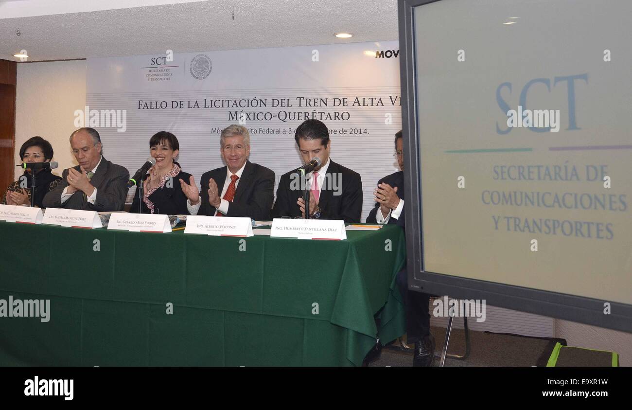 (141104)--Mexiko-Stadt, 4. November 2014 (Xinhua)--Mexiko Bild des Ministeriums für Kommunikation und Transport (SCT, für seine Abkürzung in spanischer Sprache) zeigt Mexikos Sekretär für Kommunikation und Transport, Gerardo Ruiz Esparza (4 L), und die SCT Direktor des Schienenverkehrs, Pablo Suarez Coello (2 L), Teilnahme an einer Pressekonferenz in Mexiko-Stadt, Hauptstadt von Mexiko, am 3. November 2014. Ein Chinesisch-Konsortium hat den Zuschlag für Mexikos erster Hochgeschwindigkeitszug Projekt erstellen, berichteten lokale Medien Montag. Mexikos SCT auf einer Pressekonferenz bekannt gegeben, dass die Gruppe, die die China-Ra Stockfoto