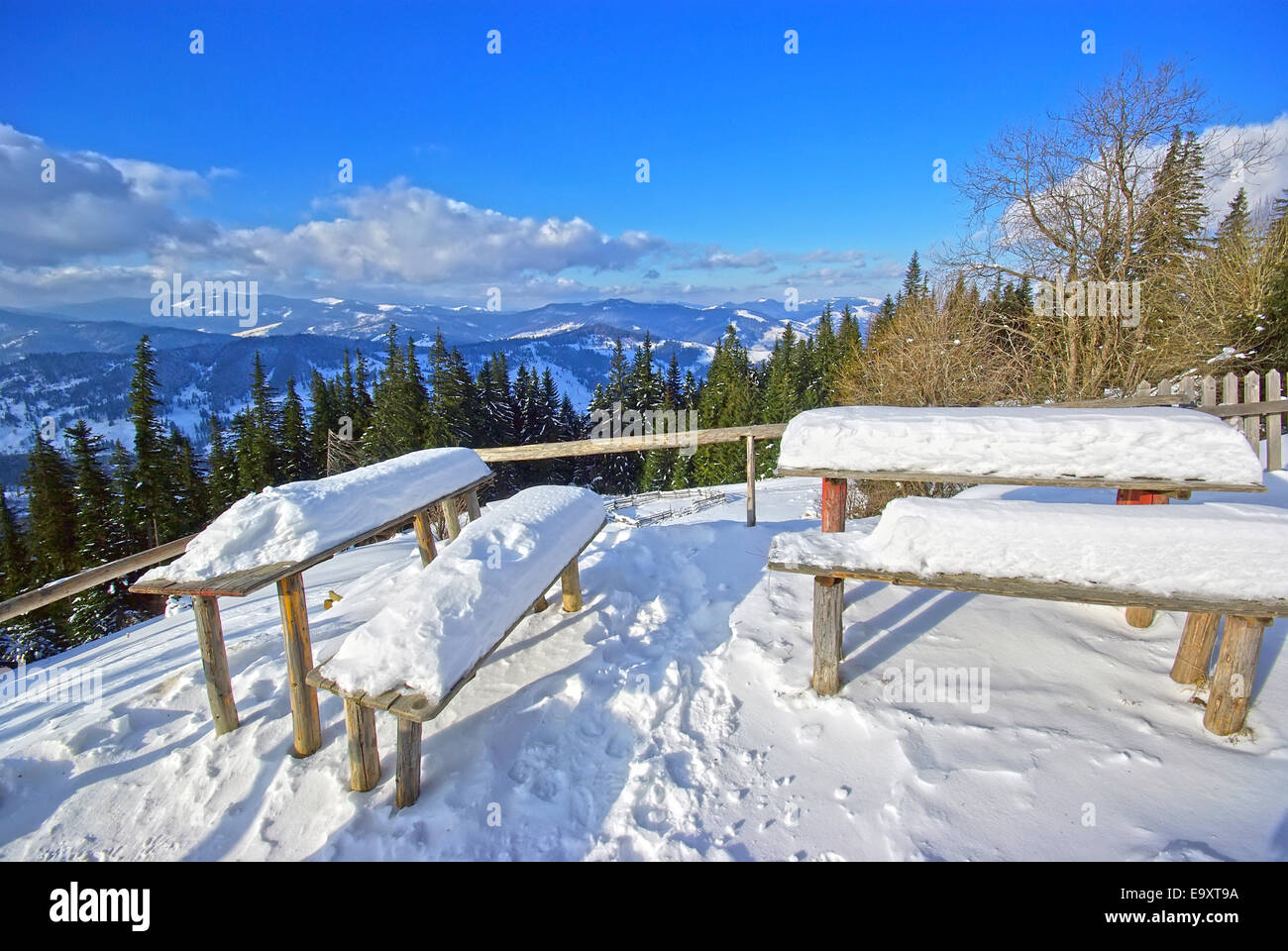 Eine Menge Schnee auf Tischen und Sitzgelegenheiten. Stockfoto