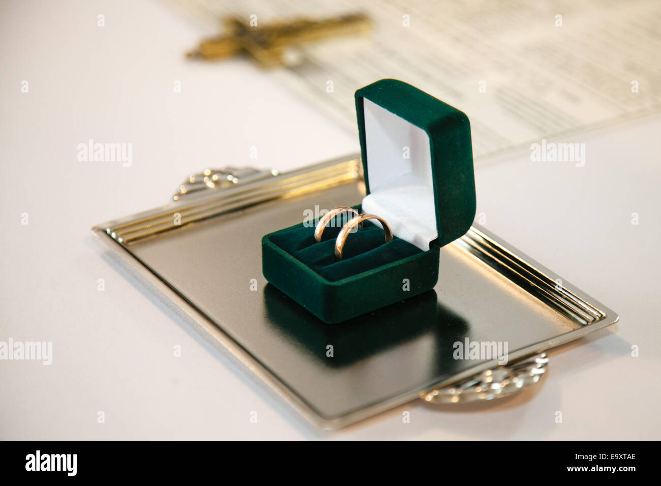 Trauringe in einer Box. Stockfoto