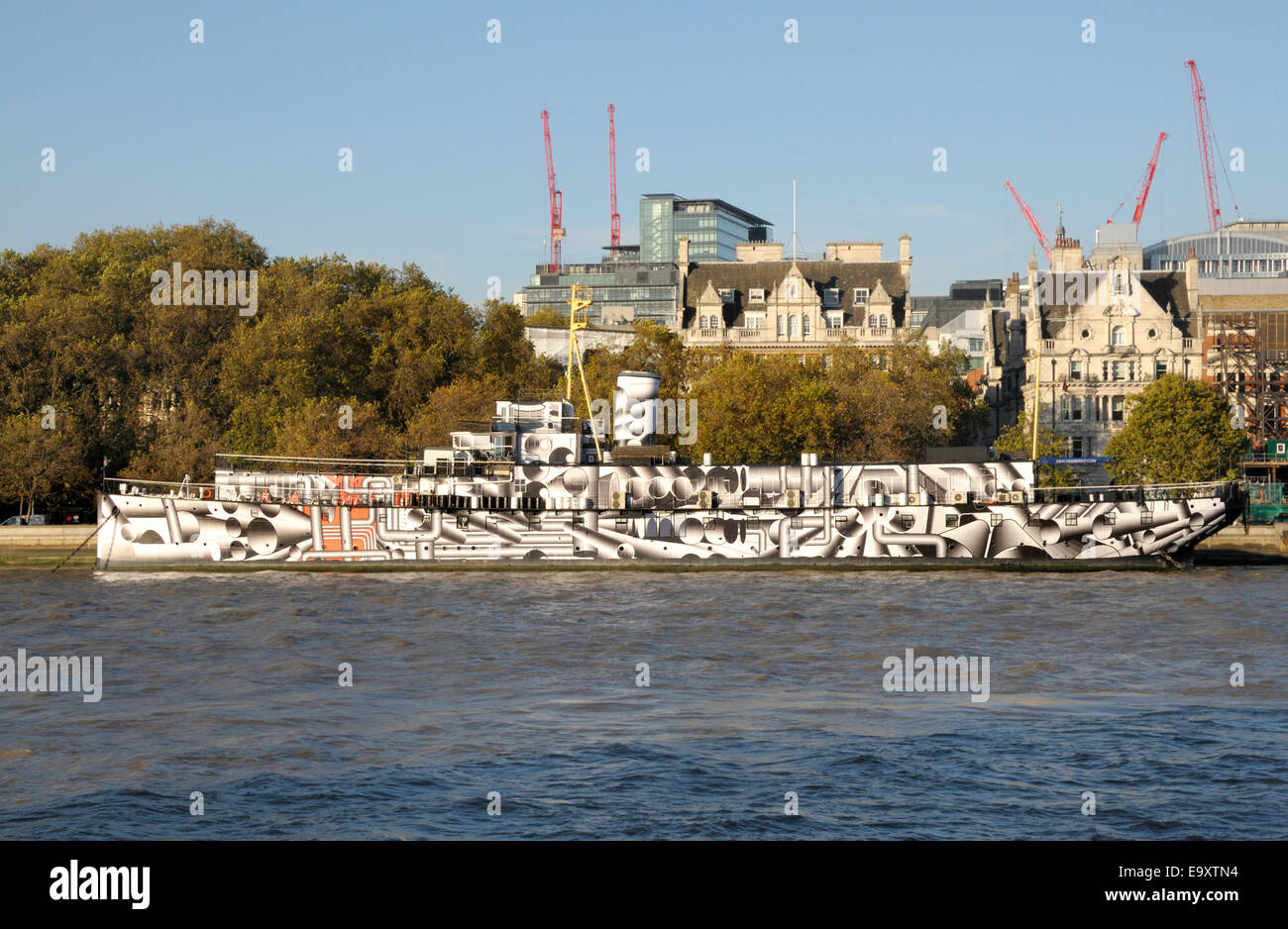 London, England, Vereinigtes Königreich. Kriegsschiff HMS President (1918) auf der Themse. Bemalt mit "Camouflage Blenden" des deutschen Künstlers Tobias Stockfoto