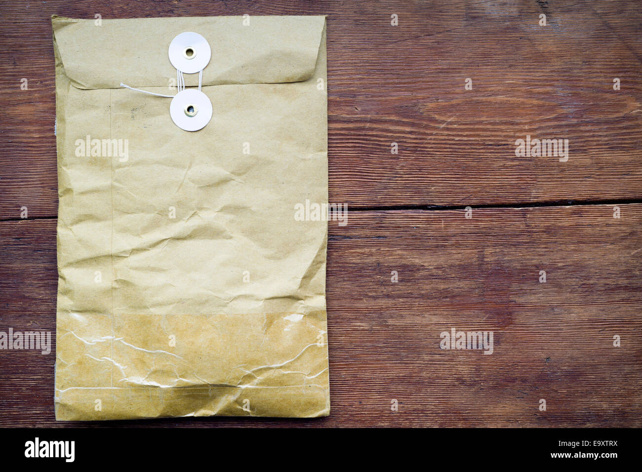 Papier-Paket-Tasche auf Vintage Holztisch Stockfoto