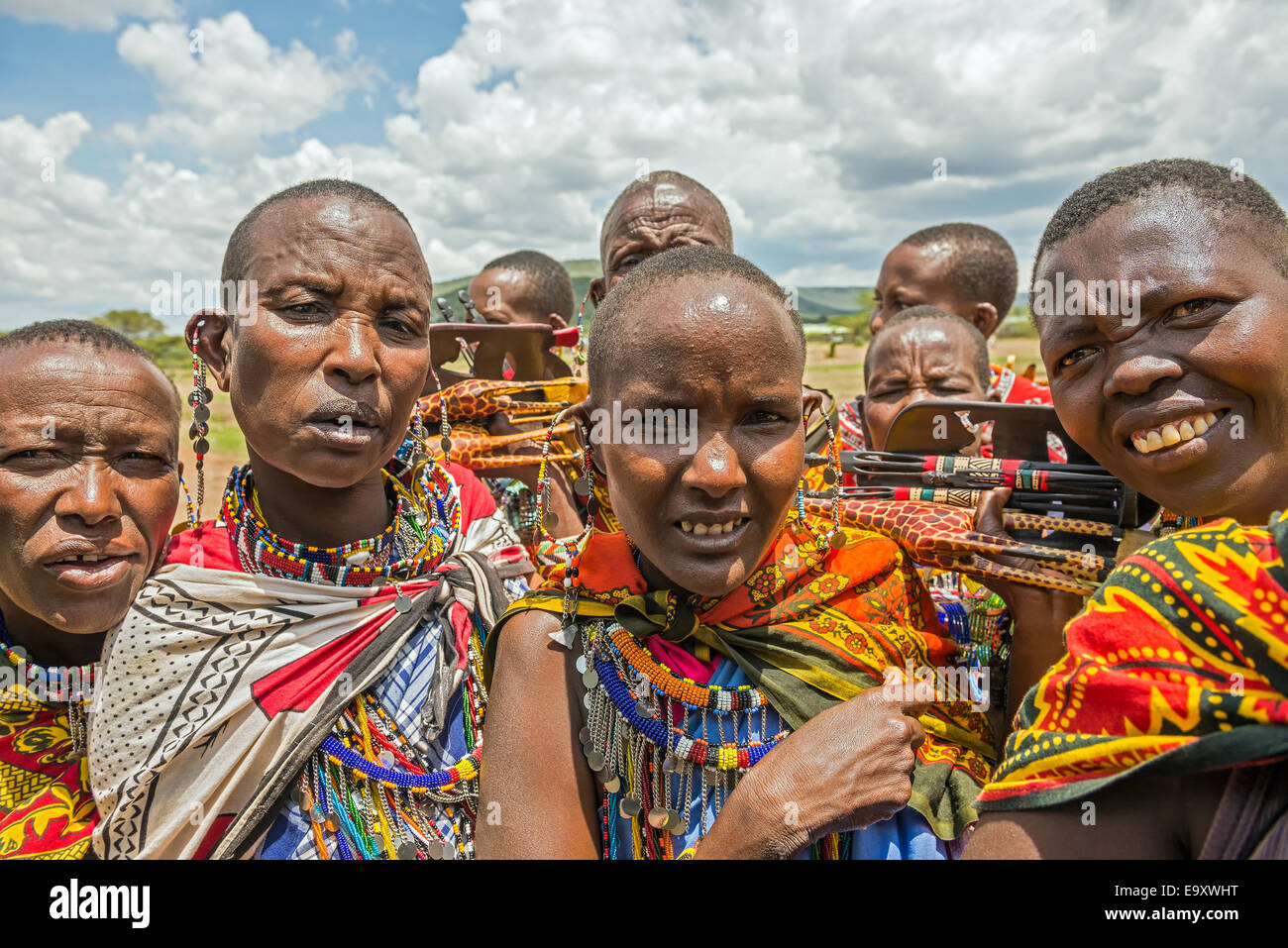 Gruppe von Massai mit traditionellen Schmuck mit ihren selbstgemachten Souvenirs. Stockfoto