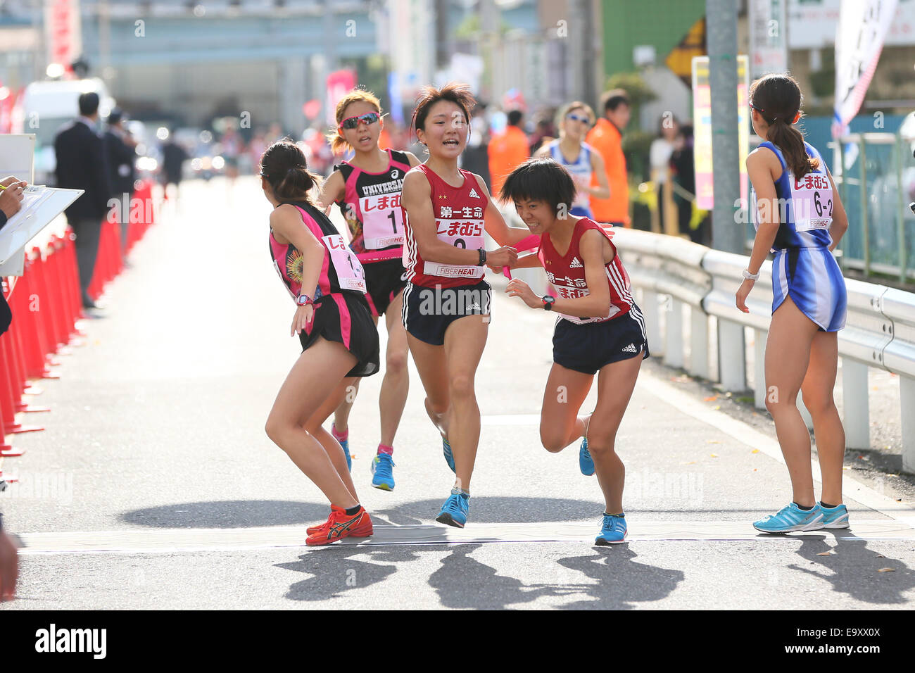 Saitama, Japan. 3. November 2014. (L, R) Kaho Nishizawa, Miyuki Uehara (Dai-Ichi Life) Ekiden: 25. Osten industrielle Frauen Ekiden Race 2014 in Saitama, Japan. Bildnachweis: YUTAKA/AFLO SPORT/Alamy Live-Nachrichten Stockfoto
