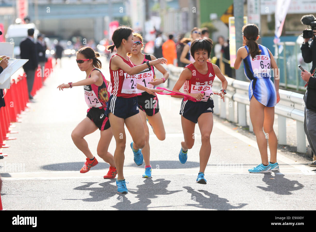 Saitama, Japan. 3. November 2014. (L, R) Kaho Nishizawa, Miyuki Uehara (Dai-Ichi Life) Ekiden: 25. Osten industrielle Frauen Ekiden Race 2014 in Saitama, Japan. Bildnachweis: YUTAKA/AFLO SPORT/Alamy Live-Nachrichten Stockfoto