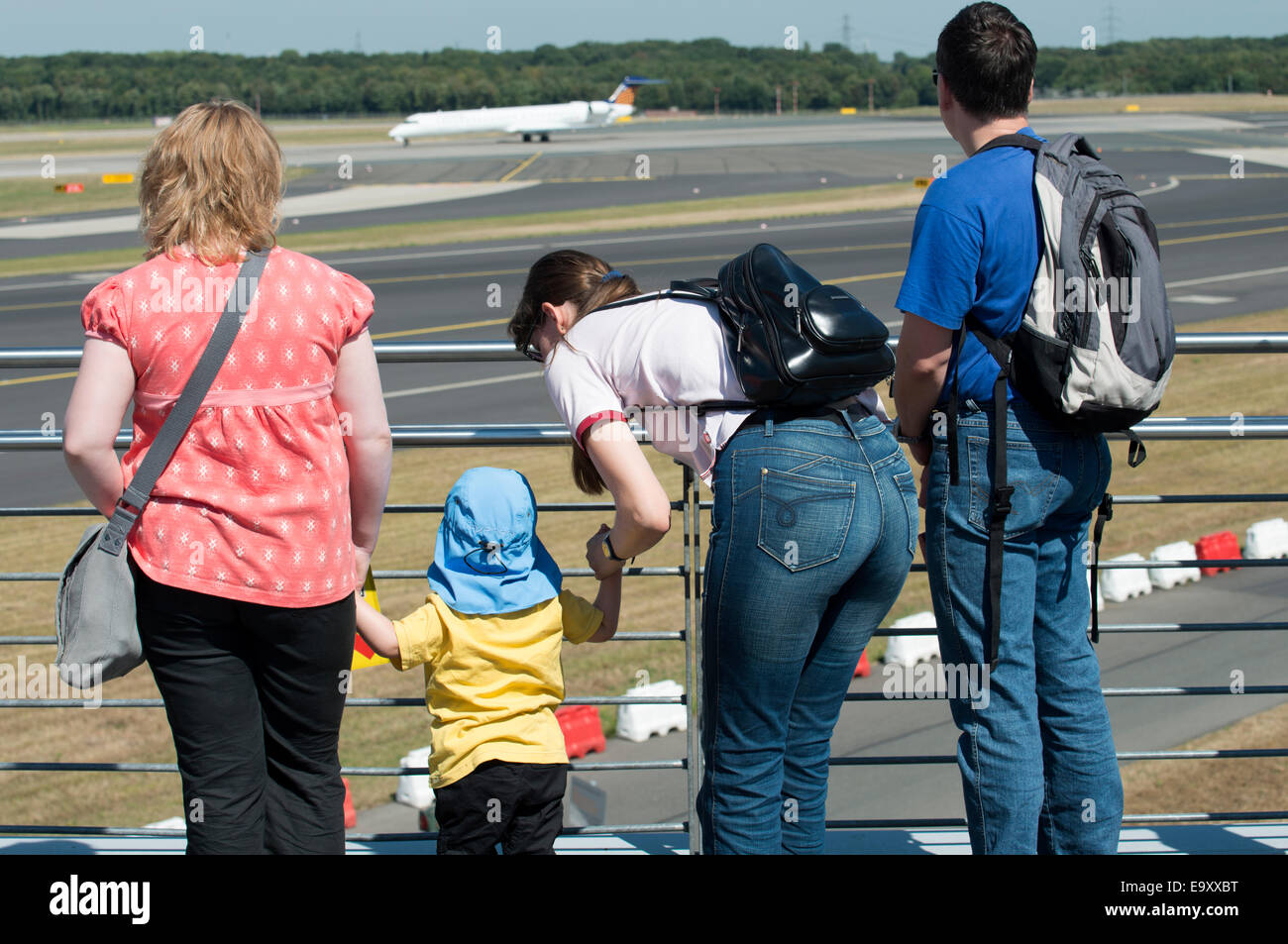 Familie am Flughafen Düsseldorf Aussichtsplattform Stockfoto