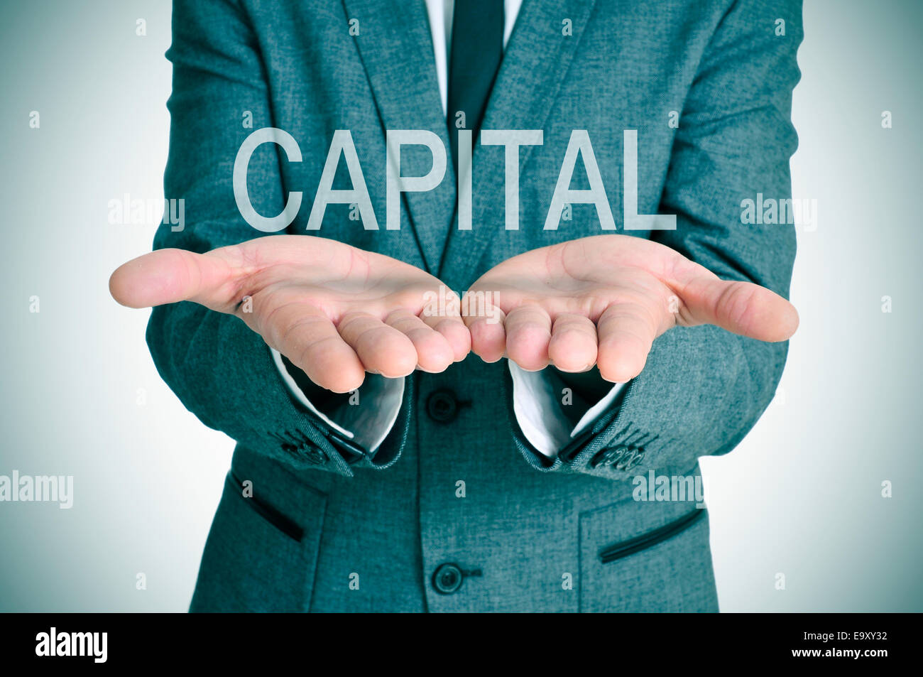 das Wort Kapital in die offenen Hände eines Geschäftsmannes Stockfoto