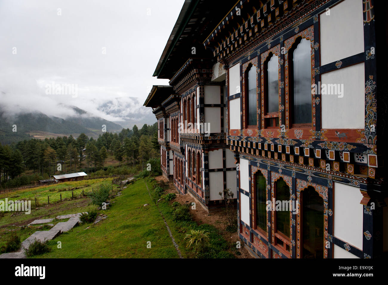 Dewachen Hotel auf einem Hügel, Phobjikha Tal, Wangdue Phodrang Bezirk, Bhutan Stockfoto