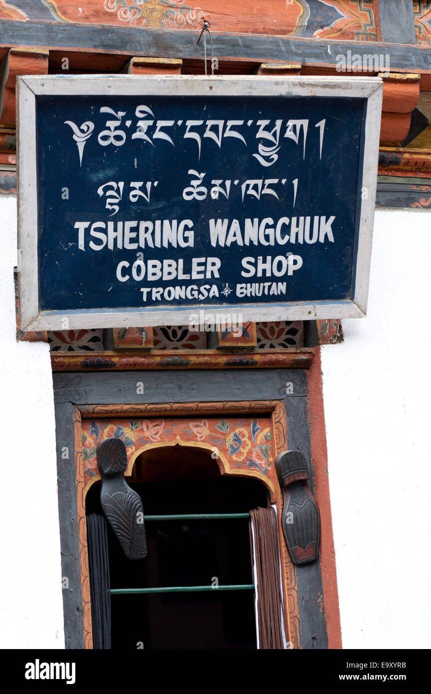Gewerbliches Schild an einem Schuster Shop, Bhutan Stockfoto