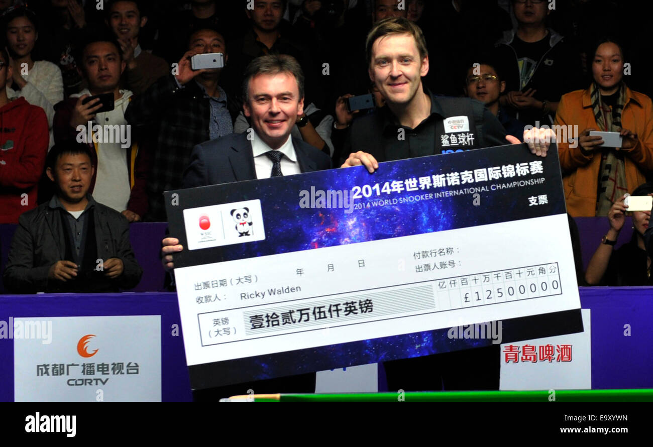 Ricky Walden 2014 Snooker International Championship gewinnen und 125.000 Pfund Auszeichnungen in Chengdu, Sichuan, China am 2. November 2014. Stockfoto