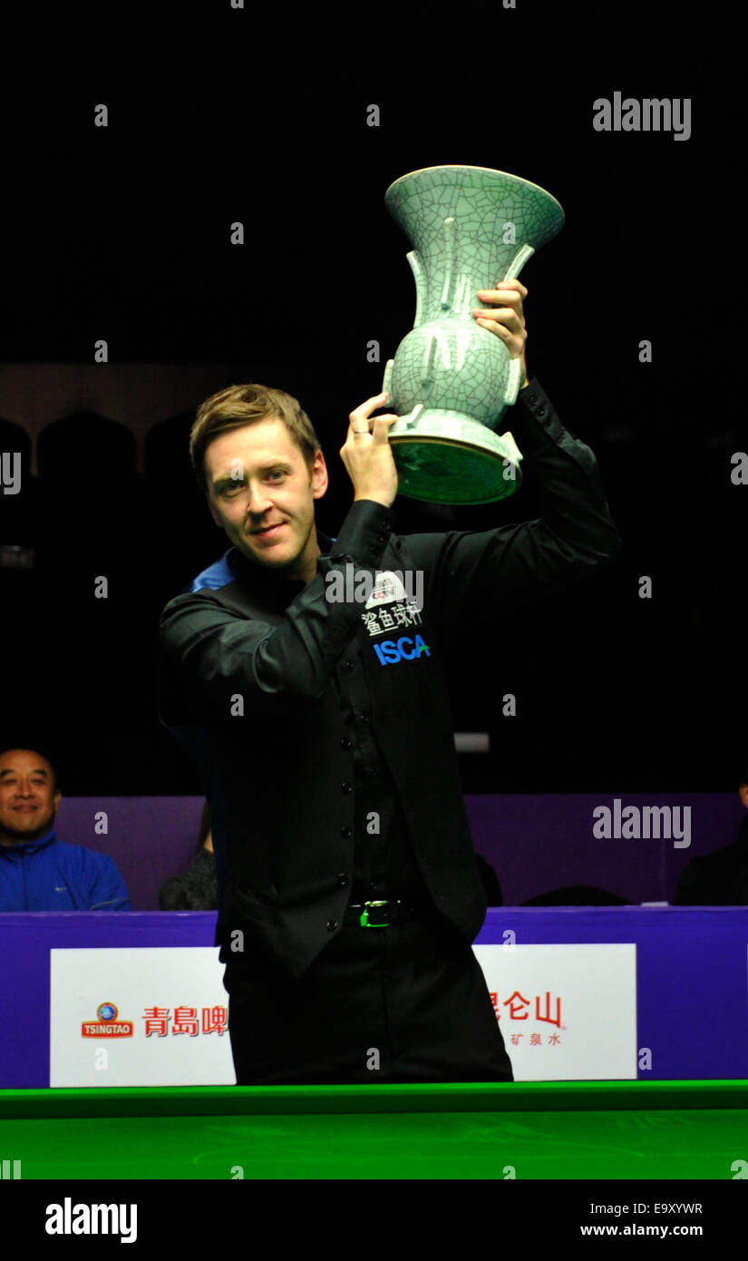 Ricky Walden 2014 Snooker International Championship gewinnen und 125.000 Pfund Auszeichnungen in Chengdu, Sichuan, China am 2. November 2014. Stockfoto