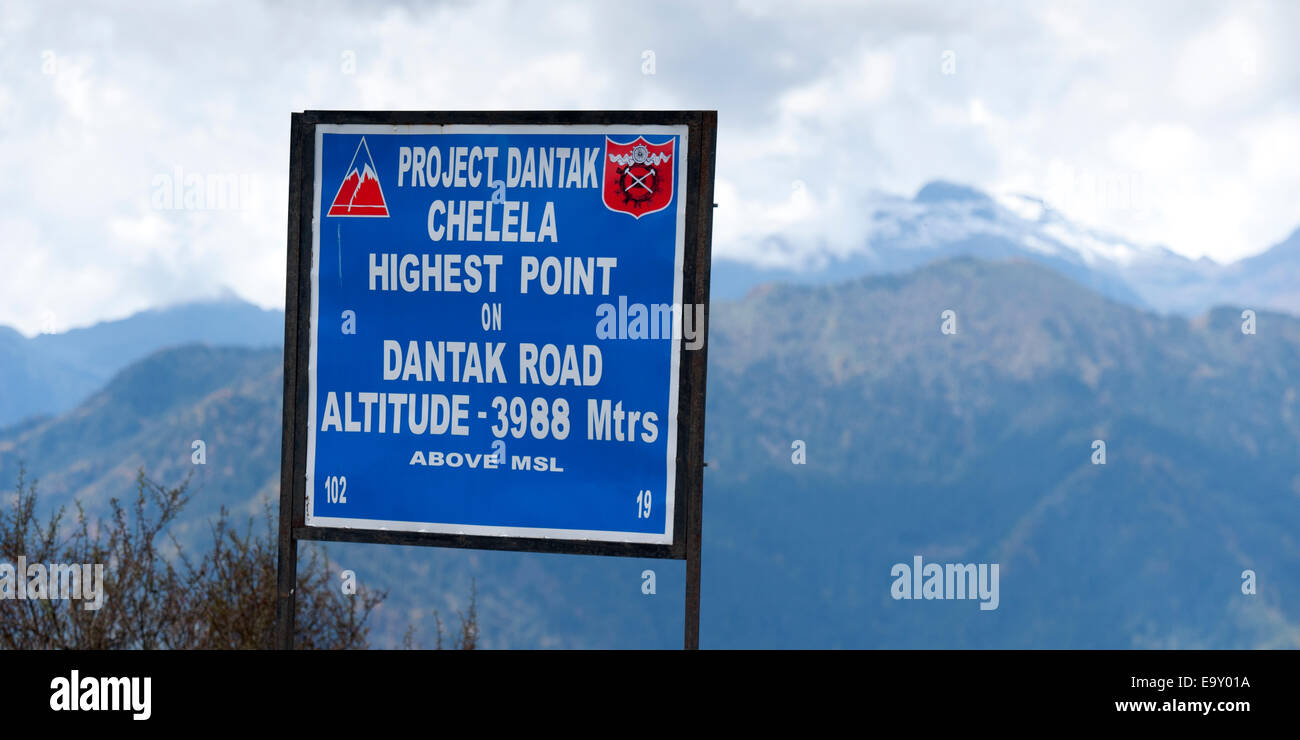 Schild mit Bergkette im Hintergrund, Bhutan Stockfoto